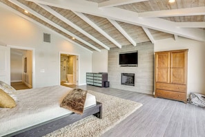3 bedrooms, desk, WiFi, bed sheets