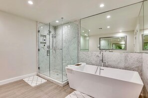 Shower, hair dryer, towels, soap - Contemporary Parker, AZ Riverfront Home with Boat Dock and Jet Ski Slips (Parker)