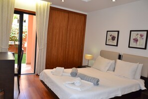 2 bedrooms, iron/ironing board, free WiFi, bed sheets - Baia da Luz 37-0A, ground floor w/private terrace (Lagos)