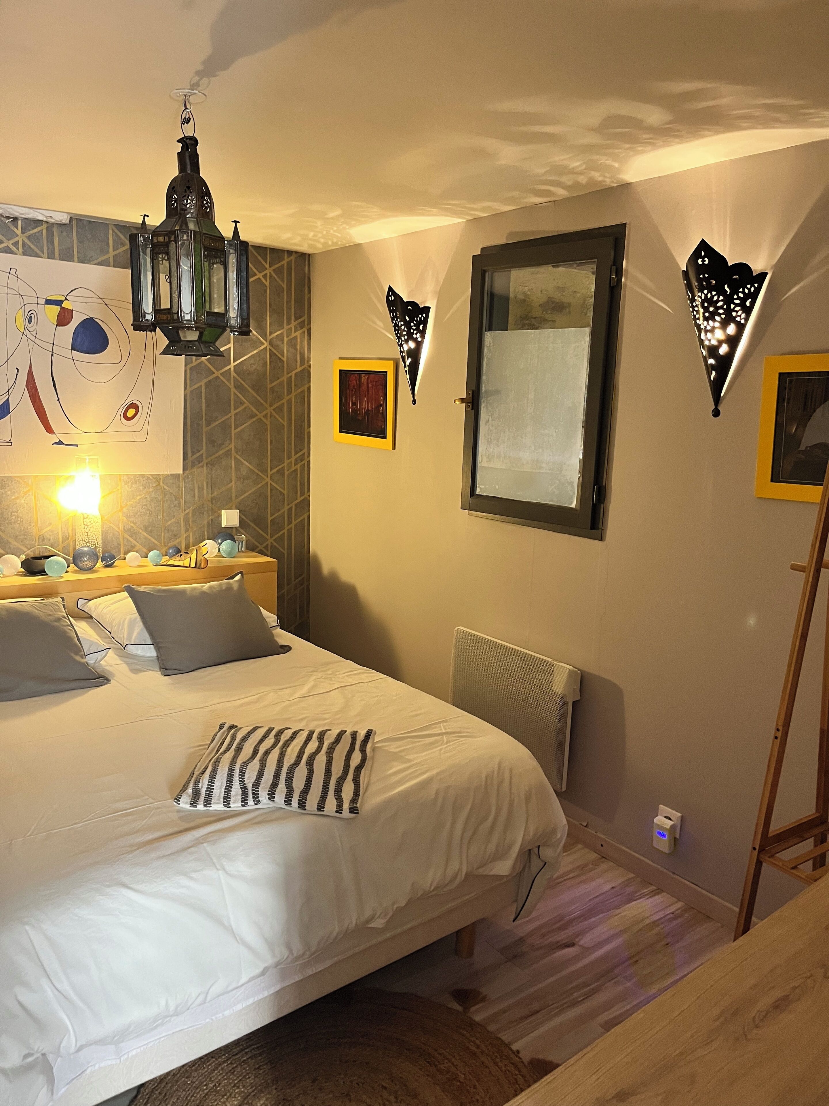 1 多间卧室、办公桌、熨斗/熨衣板、旅行婴儿床