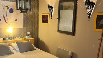 1 chambre, bureau, fer et planche Ă repasser, lit parapluie