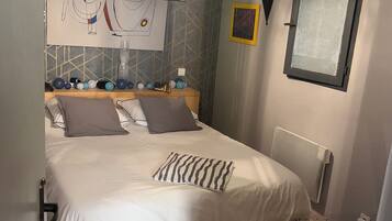 1 chambre, bureau, fer et planche Ă repasser, lit parapluie