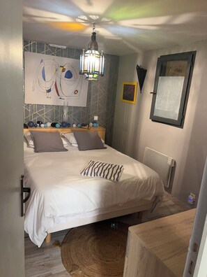 1 chambre, bureau, fer et planche à repasser, lit parapluie