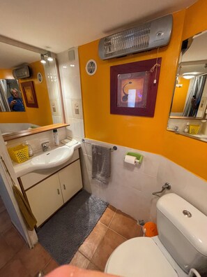 Een douche, een haardroger, handdoeken, zeep