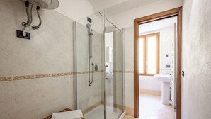 Bathroom - Emilia Studios 5 (Modena)