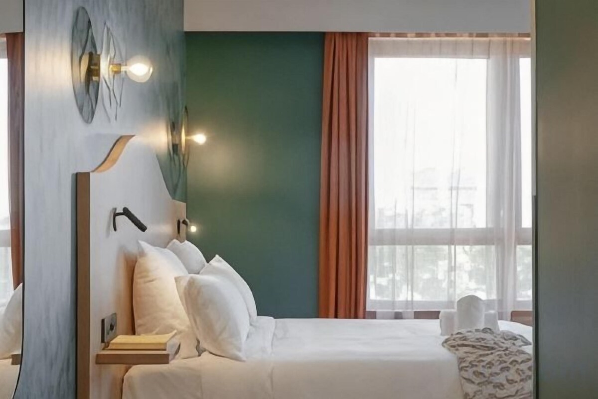 Soundproofing, WiFi (free), bed sheets