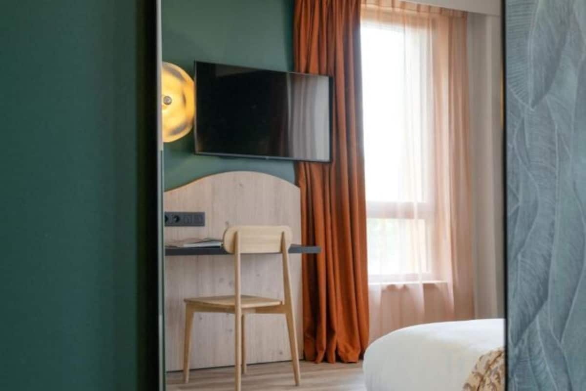 Soundproofing, WiFi (free), bed sheets