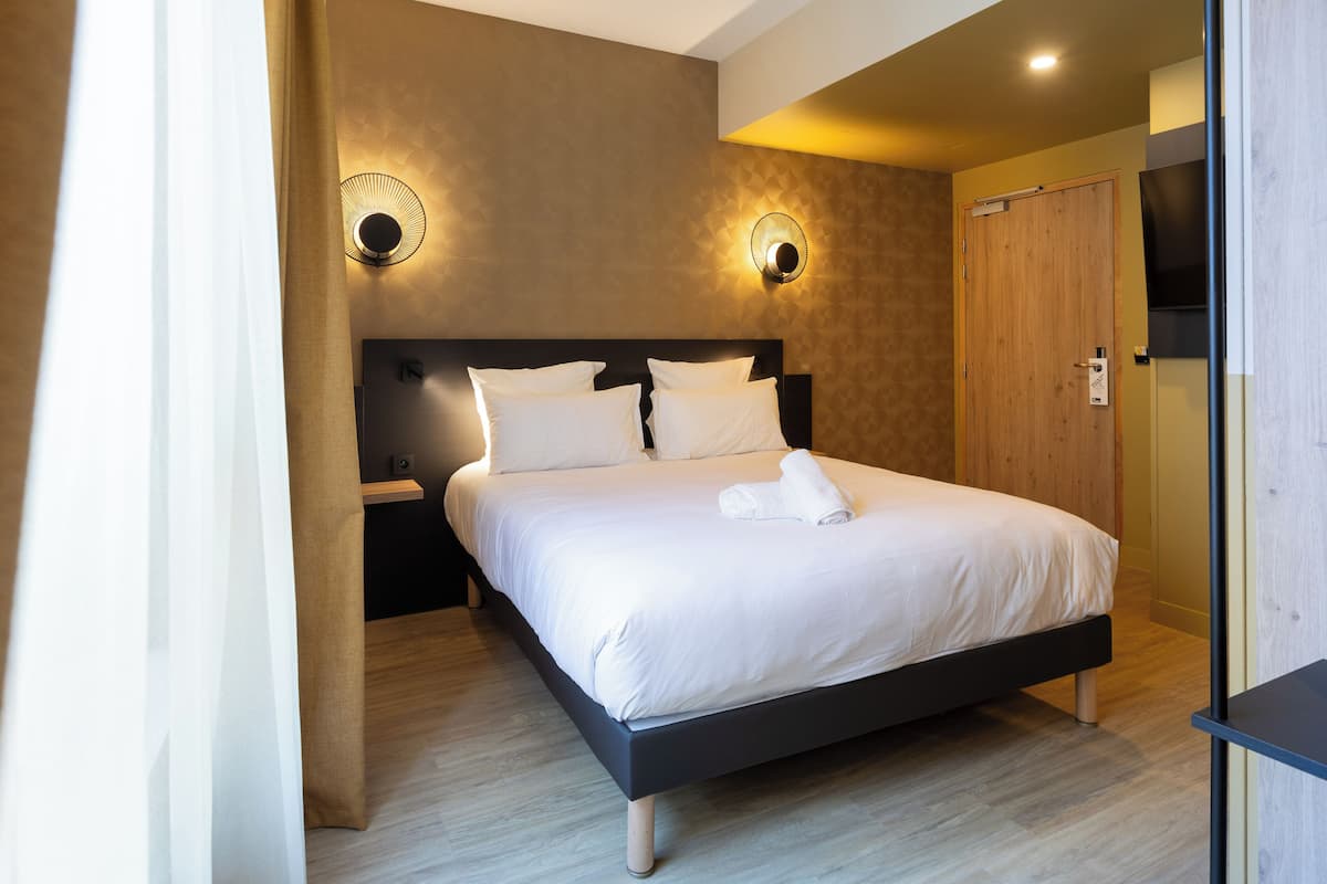 Quarto superior, 1 cama Queen | 1 quarto, quartos à prova de som, Wi-Fi de cortesia, roupa de cama