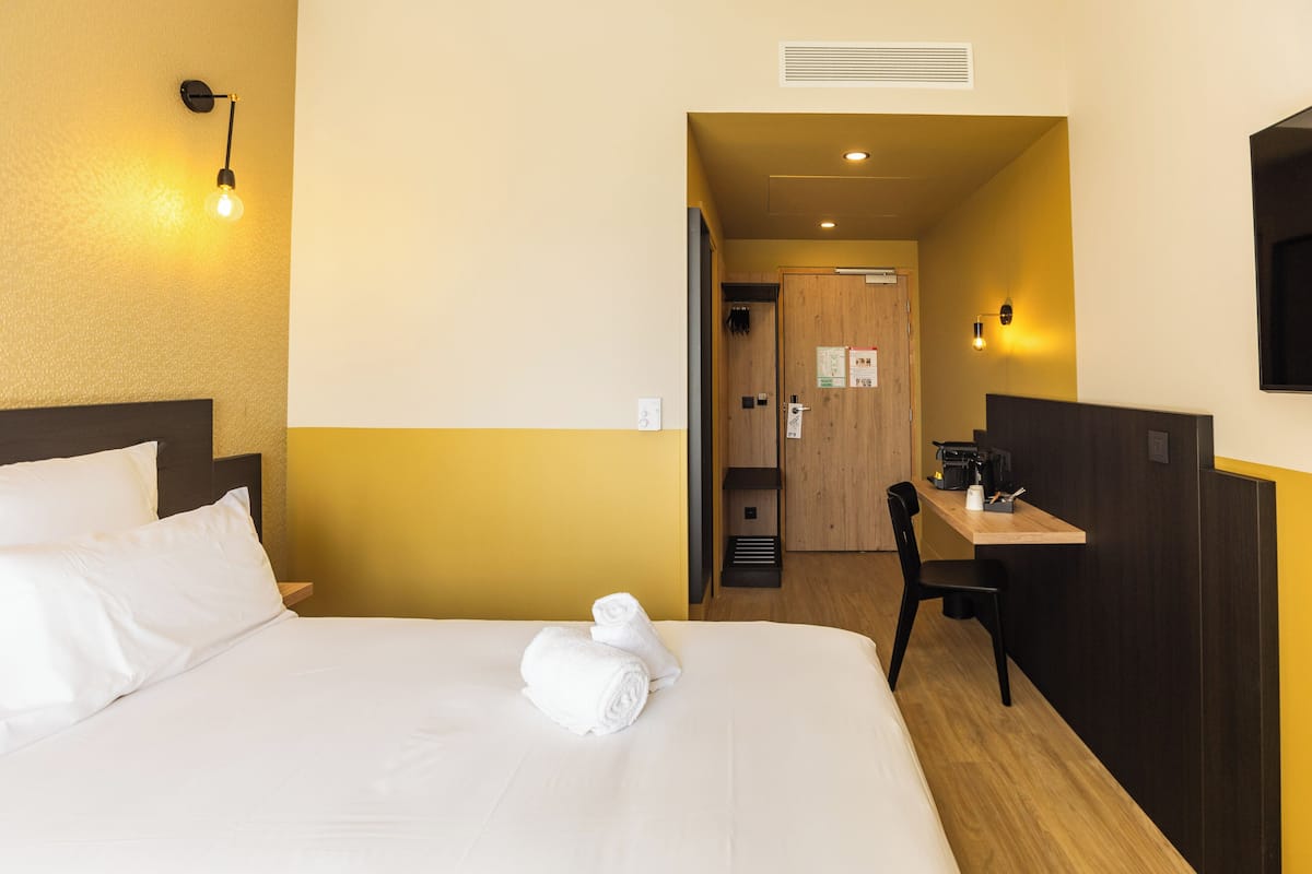 1 habitación, sistema de insonorización, wifi gratis y ropa de cama