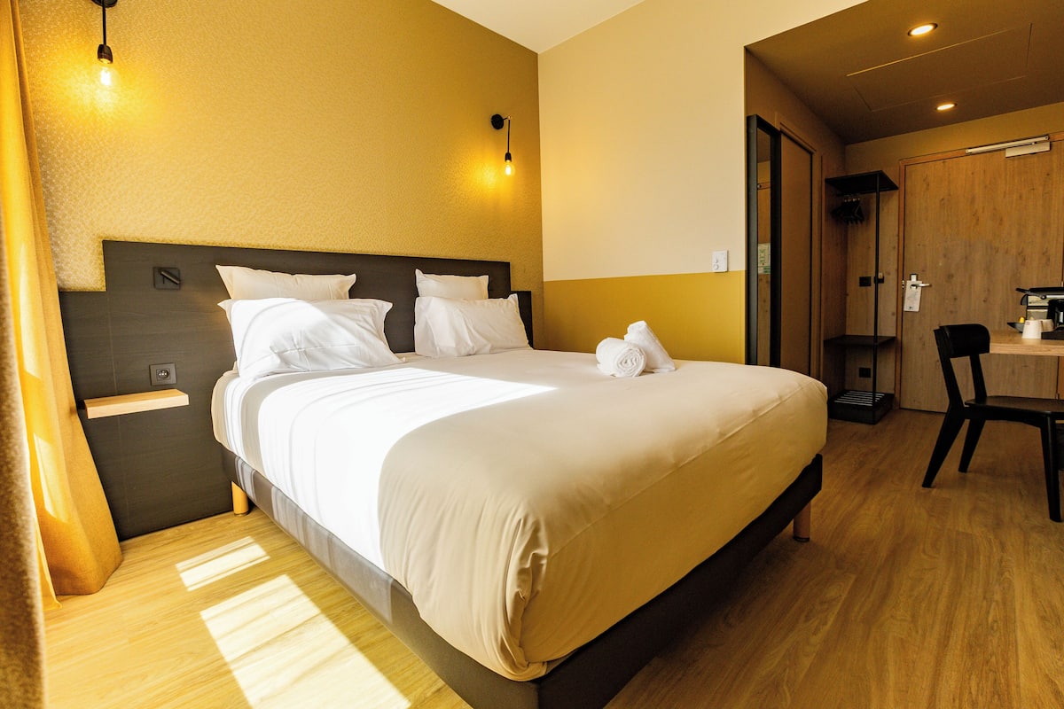 1 habitación, sistema de insonorización, wifi gratis y ropa de cama