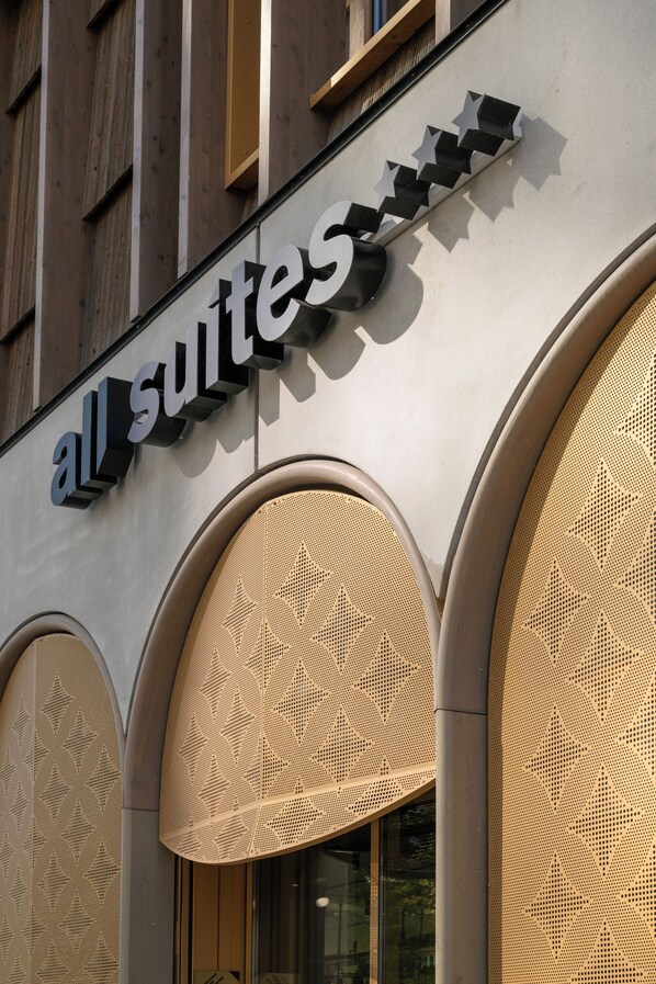 Un letrero de hotel que indica 'all suites' y arcos decorativos.