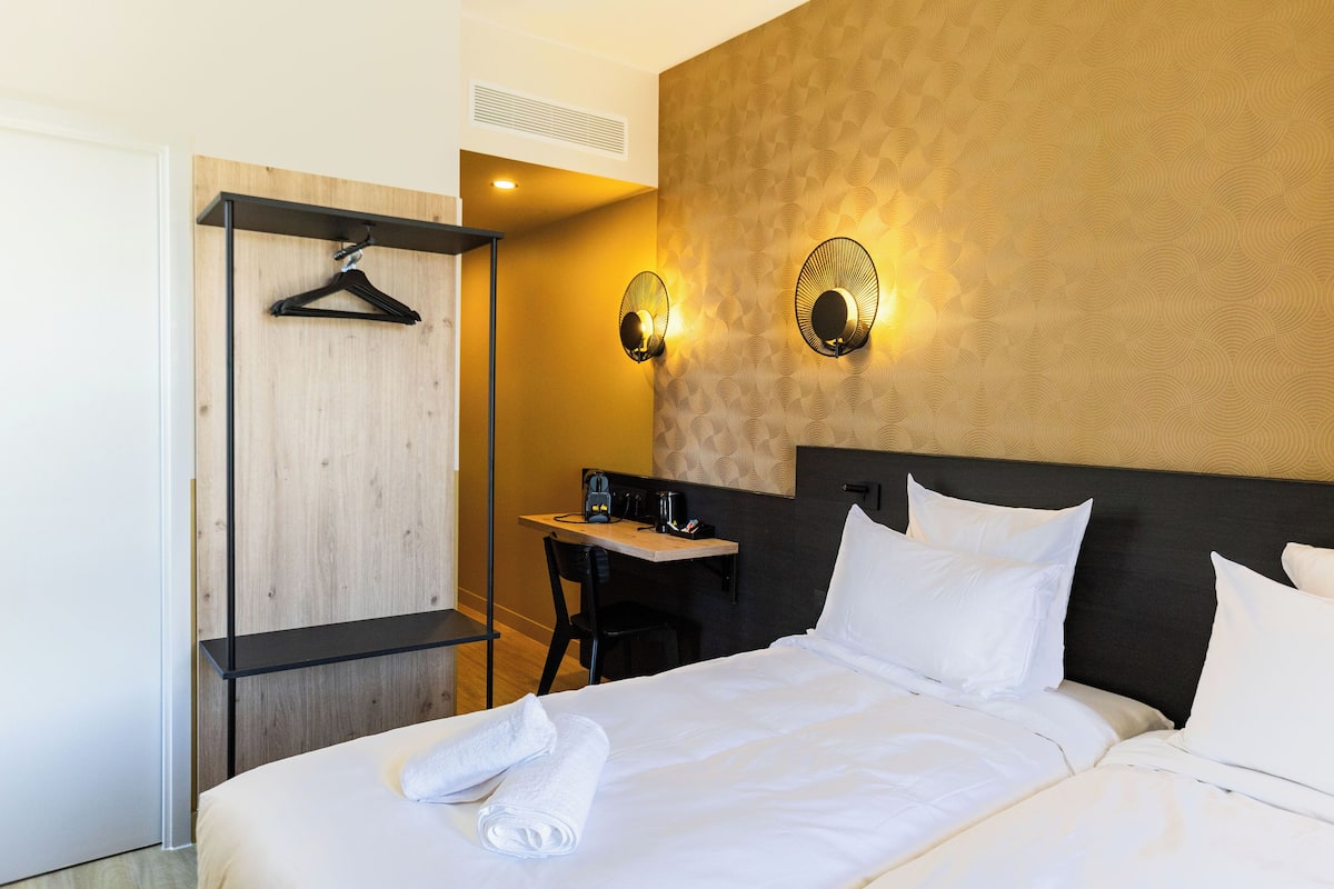 Quarto superior, 2 camas de solteiro | 1 quarto, quartos à prova de som, Wi-Fi de cortesia, roupa de cama