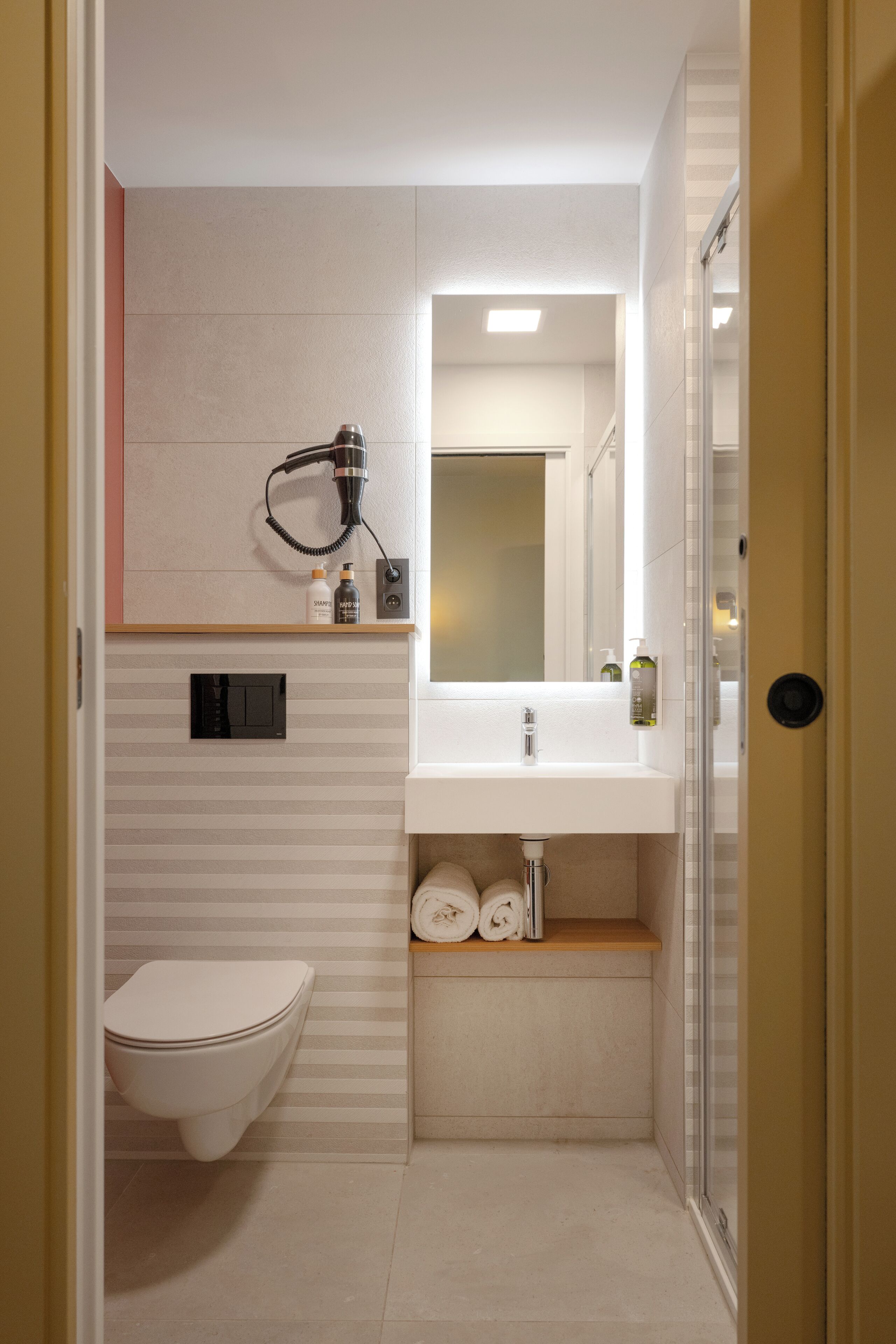 Ein kleines Badezimmer mit Toilette, Waschbecken und Dusche.