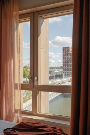 スーペリア ルーム クイーンベッド 1 台 | 防音設備、WiFi (無料)、ベッドシーツ