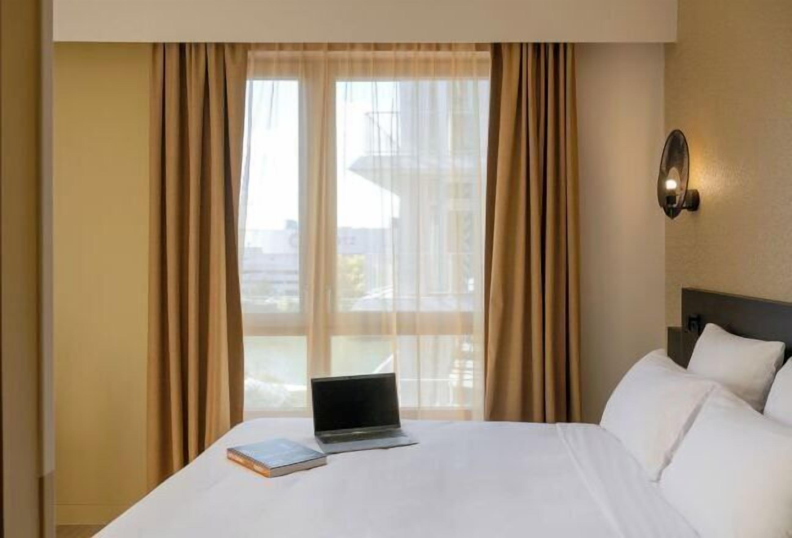 Kalis bunyi, Wi-fi percuma, cadar katil 