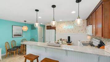 雪櫃、微波爐、焗爐、爐具