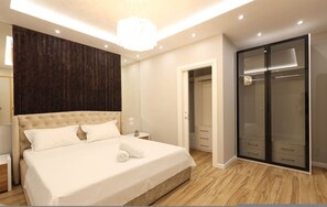 1 Schlafzimmer, Schreibtisch, Bügeleisen/Bügelbrett, Reisekinderbett