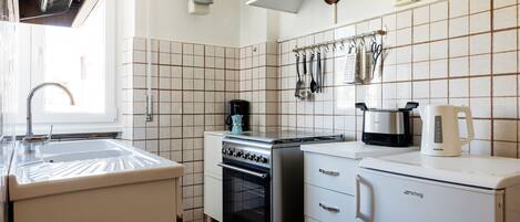 Réfrigérateur, four, plaque de cuisson