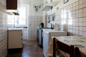 Fridge, oven, stovetop, cookware/dishes/utensils