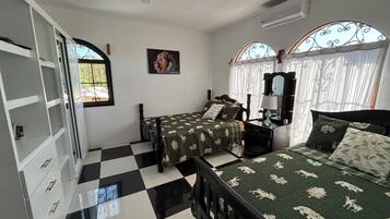 4 bedrooms, iron/ironing board, WiFi, bed sheets