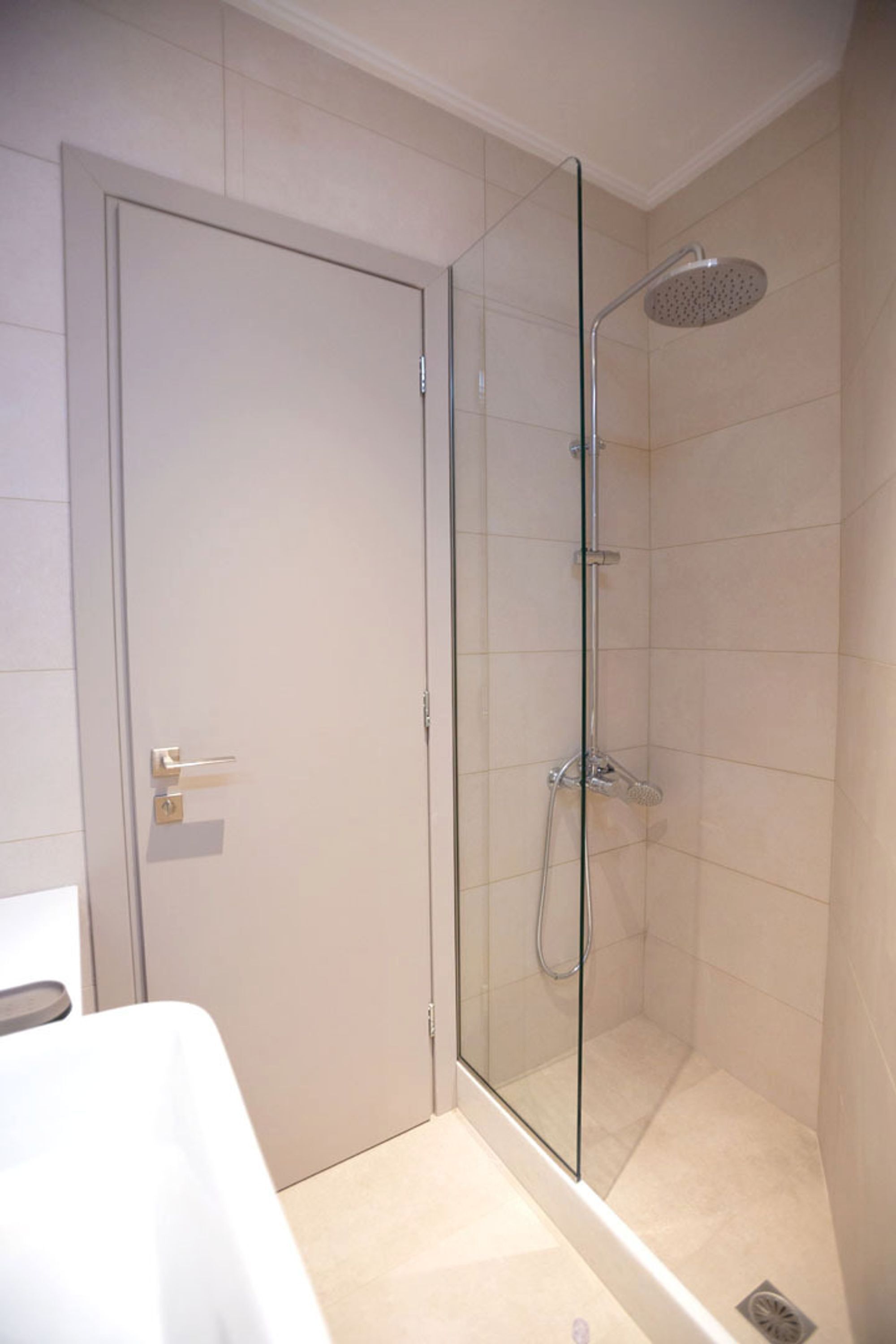 Dusj, hårføner og håndklær