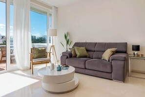 Smart TV, offices - Scenic apartment in Alcazaba Lagoon with pools (Casares)