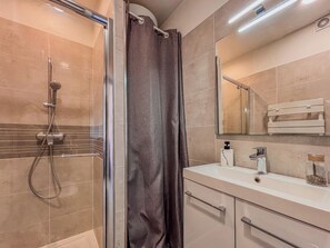 Shower, free toiletries, hair dryer, towels - Contemporary 2P Studio Just Steps from the Beach (Cagnes-sur-Mer)