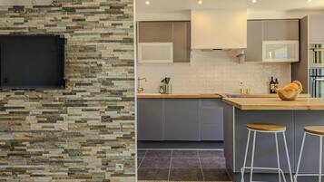 Een koelkast, een oven, een vaatwasser, een kinderstoel