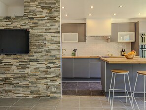 ثلاجة، فرن، غسالة أطباق، كرسي للأطفال