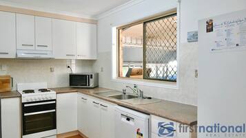 Een koelkast, een microgolfoven, een oven, een kookplaat