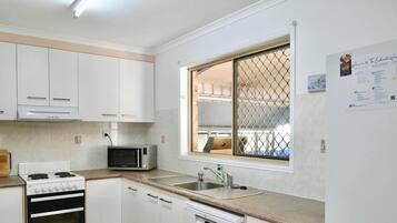 冷蔵庫、電子レンジ、オーブン、コンロ