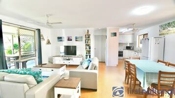 Televisie, een dvd-speler en boeken