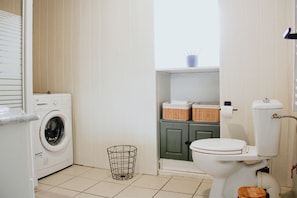 Dusj, hårføner, håndklær og såpe