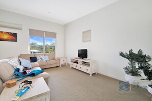 TV, DVD player - Beautifully Designed Beach Townhouse with Pool (WOODGATE)