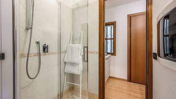 Comfort Apartment | Bathroom | Slippers