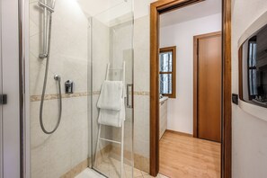 Comfort Apartment | Bilik Mandi | Selipar 