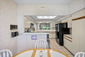 Private kitchen - Pool Condo in Gated Community (Palm Desert)