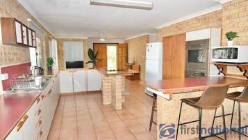 Een koelkast, een microgolfoven, een oven, een broodrooster