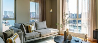 Harbor Breeze: Modern Stay