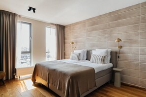 2 habitaciones y tabla de planchar con plancha