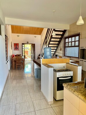 Geladeira, micro-ondas, fogão, cooktop