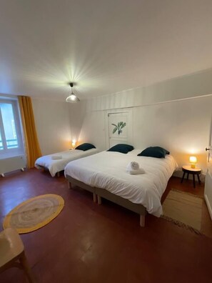 5 habitaciones, tabla de planchar con plancha y cuna de viaje 