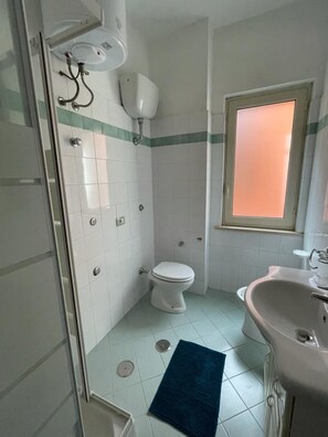 Bruser, bidet, håndklæder, Toiletpapir
