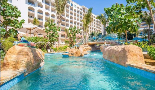 Villa la Valencia is located between Tule beach and Tequila Cove Beach.