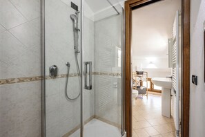 Apartment | Bilik Mandi | Selipar 