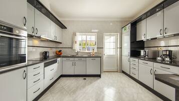 Réfrigérateur, micro-ondes, four, lave-vaisselle