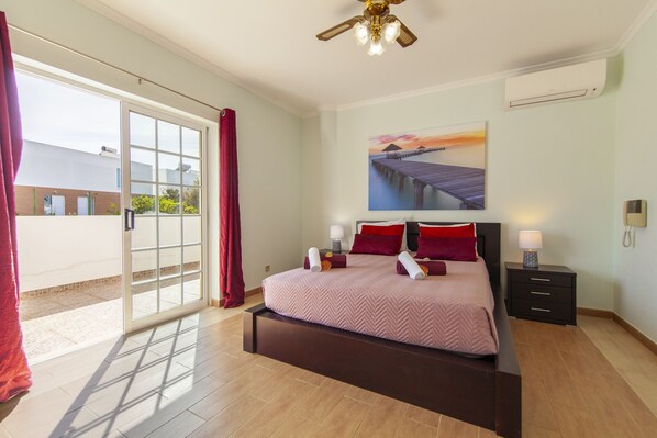 4 chambres, coffre-fort, fer et planche à repasser