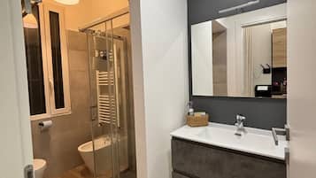 Secadora de cabello, toallas, jabón, shampoo