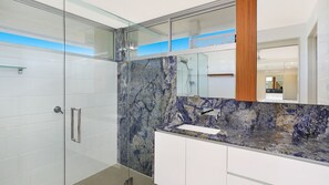 Shower, hair dryer, towels - Hume Parade 19, Unit 2, Currimundi (Currimundi)