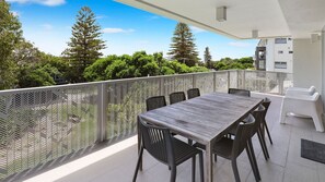 Outdoor dining - Hume Parade 19, Unit 2, Currimundi (Currimundi)